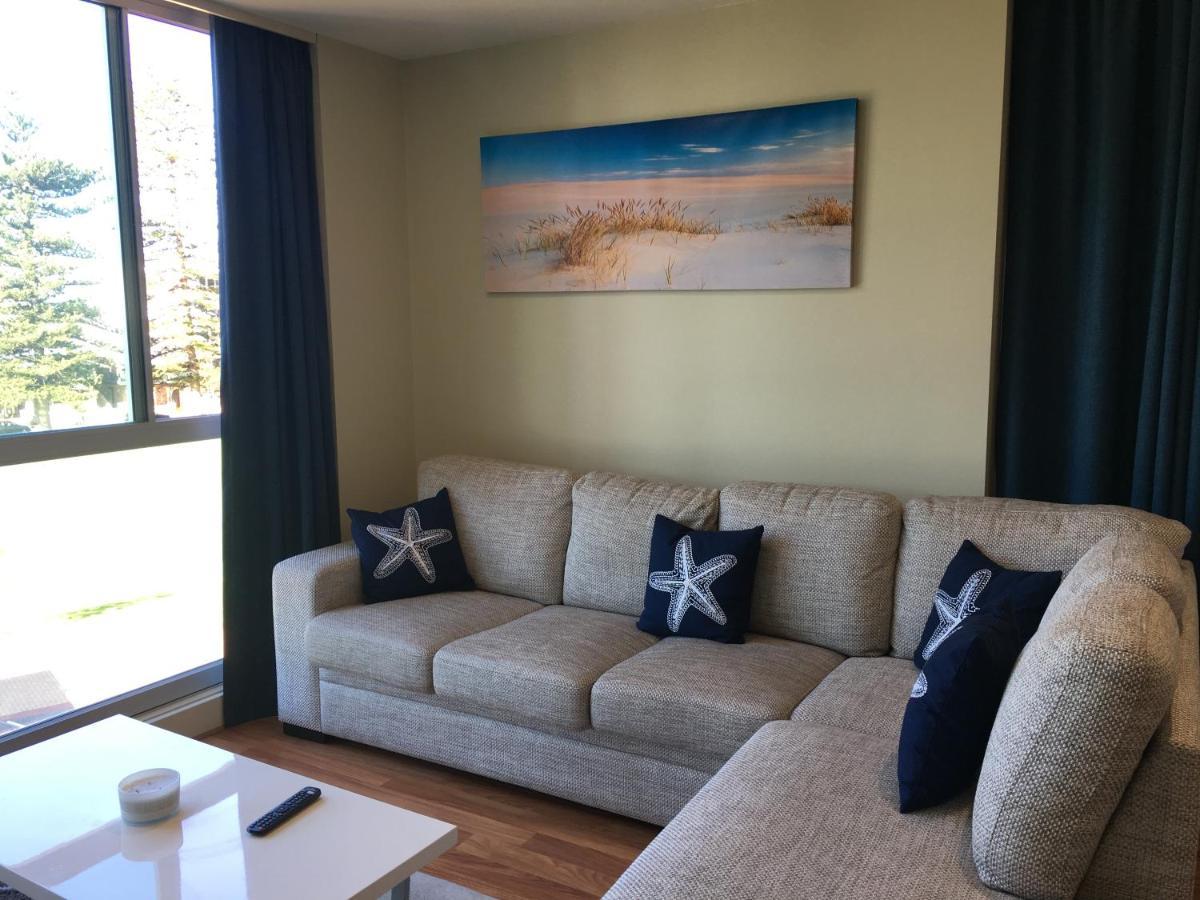 Beachside Luxury Apartments One & Two Bedroom In Beachfront Oaks Pier Building Glenelg Extérieur photo