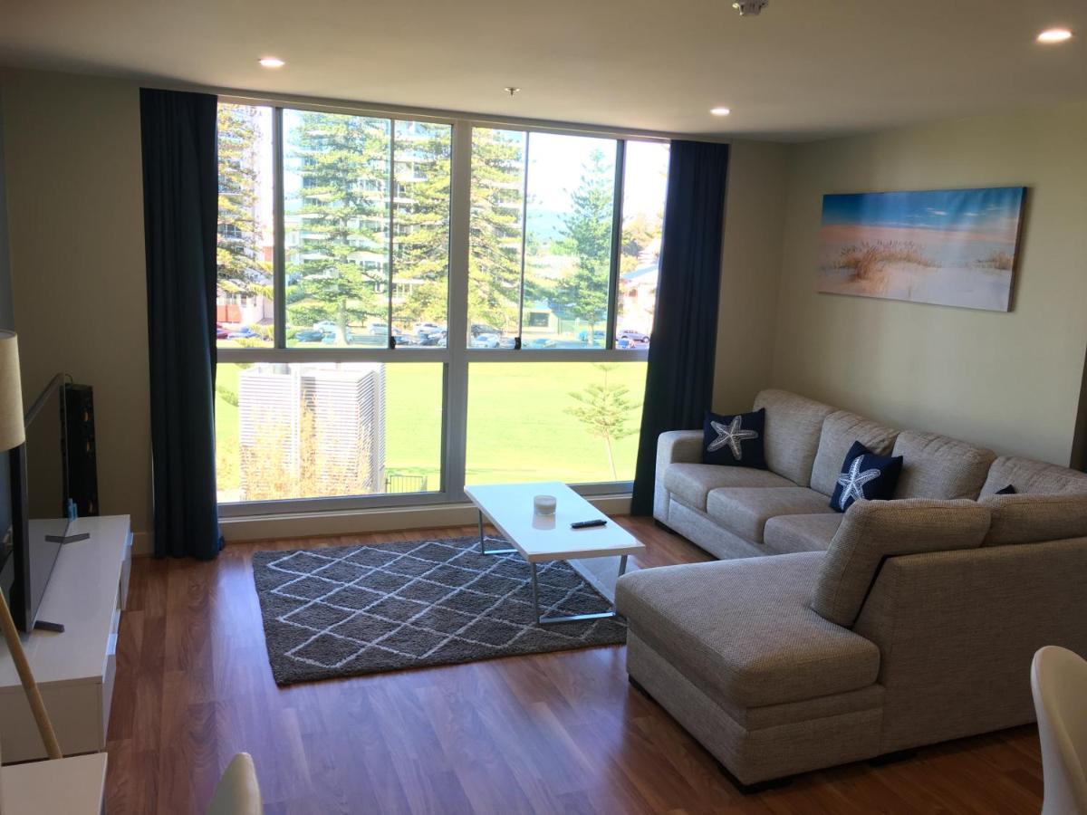 Beachside Luxury Apartments One & Two Bedroom In Beachfront Oaks Pier Building Glenelg Extérieur photo