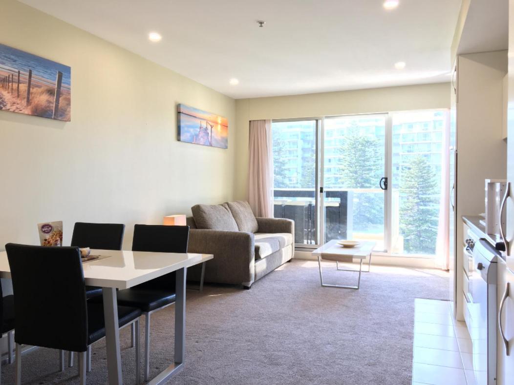 Beachside Luxury Apartments One & Two Bedroom In Beachfront Oaks Pier Building Glenelg Extérieur photo