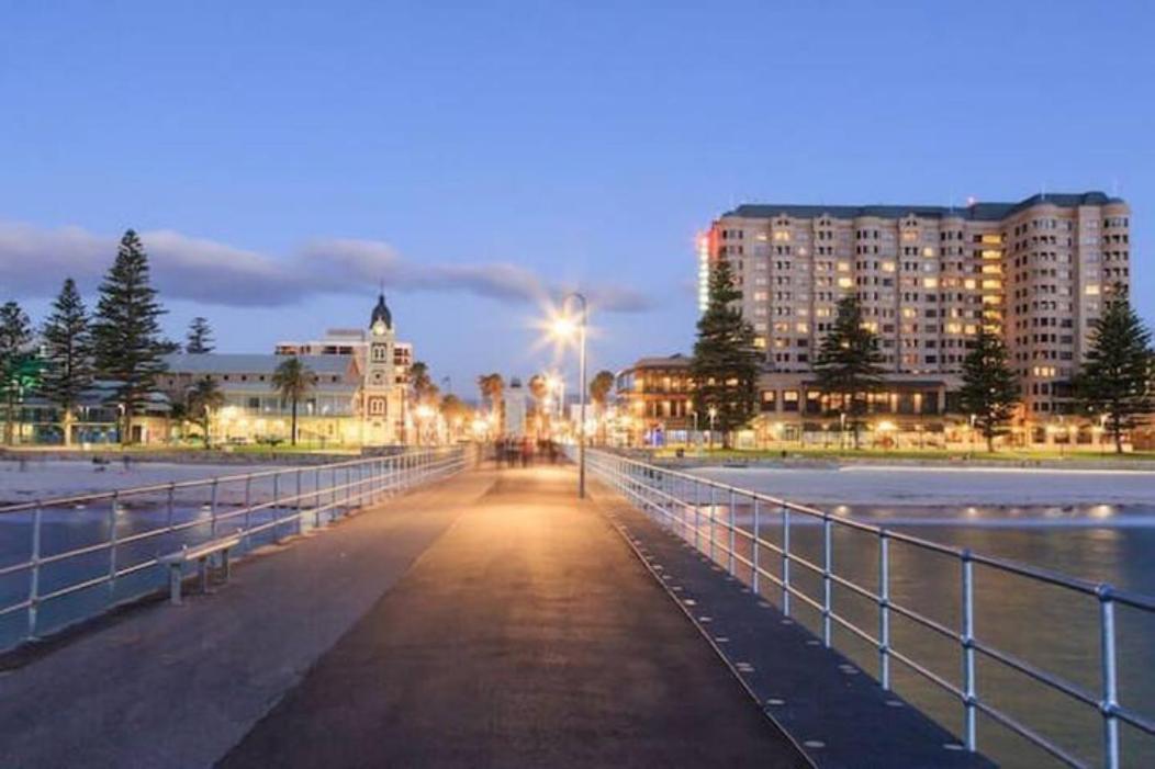 Beachside Luxury Apartments One & Two Bedroom In Beachfront Oaks Pier Building Glenelg Extérieur photo