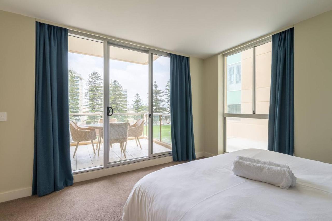 Beachside Luxury Apartments One & Two Bedroom In Beachfront Oaks Pier Building Glenelg Extérieur photo