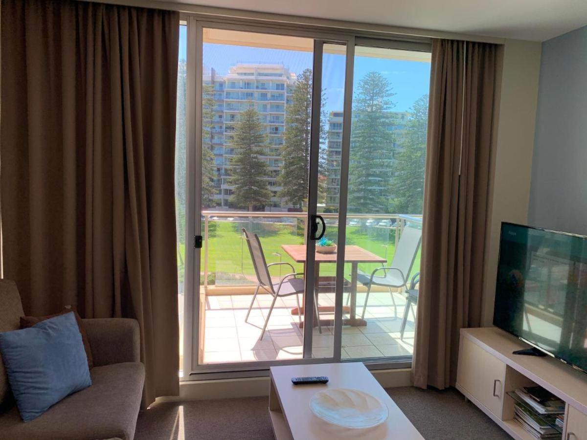 Beachside Luxury Apartments One & Two Bedroom In Beachfront Oaks Pier Building Glenelg Extérieur photo