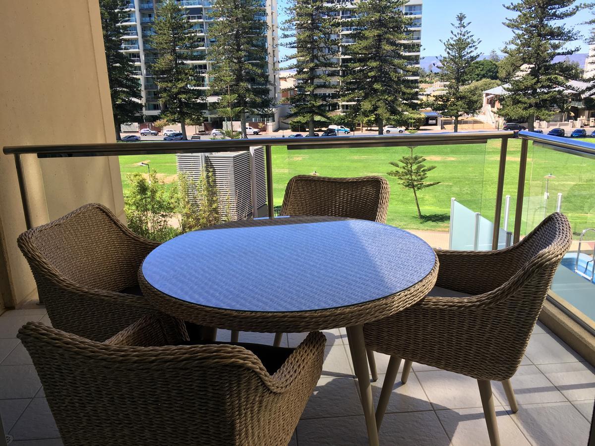 Beachside Luxury Apartments One & Two Bedroom In Beachfront Oaks Pier Building Glenelg Extérieur photo